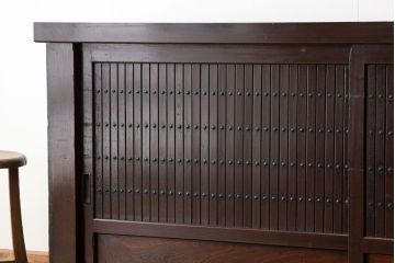 アンティーク家具　古民具・骨董　使い込まれた重厚な水屋箪笥サイドボード(収納棚)
