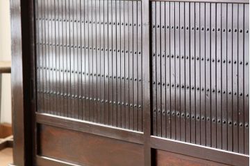 アンティーク家具　古民具・骨董　使い込まれた重厚な水屋箪笥サイドボード(収納棚)