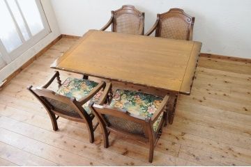 中古美品　コスガ製の上質な無垢材ダイニングテーブル
