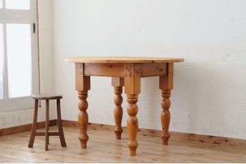 アンティーク家具　イギリスアンティーク　パイン材のラウンドテーブル