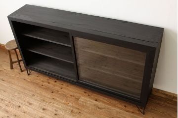 レトロ家具　昭和レトロ　黒いペイントの鉄脚付収納棚