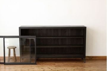 レトロ家具　昭和レトロ　黒いペイントの鉄脚付収納棚