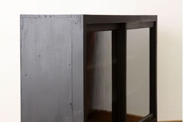 レトロ家具　昭和レトロ　黒いペイントの鉄脚付収納棚