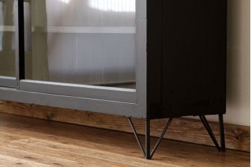 レトロ家具　昭和レトロ　黒いペイントの鉄脚付収納棚