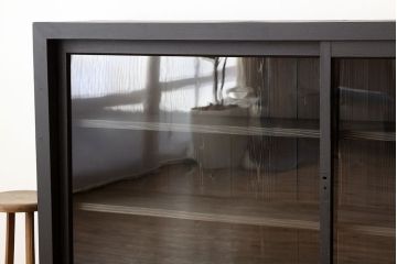 レトロ家具　昭和レトロ　黒いペイントの鉄脚付収納棚