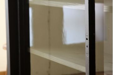 レトロ家具　昭和レトロ　黒いペイントの鉄脚付収納棚