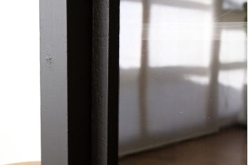 レトロ家具　昭和レトロ　黒いペイントの鉄脚付収納棚