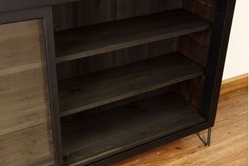 レトロ家具　昭和レトロ　黒いペイントの鉄脚付収納棚
