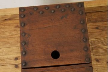 アンティーク雑貨　古民具・骨董　古い欅材の重厚な銭箱