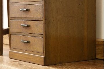 レトロ家具　アンティーク　古い木のレトロな5杯小引き出し