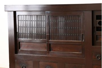 アンティーク家具　古民具・骨董　重厚な鉄脚付き水屋箪笥(サイドボード、食器棚、収納棚)