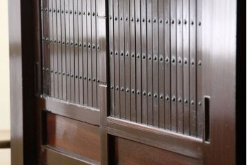 アンティーク家具　古民具・骨董　重厚な鉄脚付き水屋箪笥(サイドボード、食器棚、収納棚)