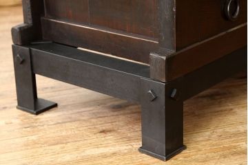 アンティーク家具　古民具・骨董　重厚な鉄脚付き水屋箪笥(サイドボード、食器棚、収納棚)
