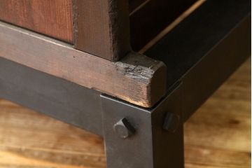アンティーク家具　古民具・骨董　重厚な鉄脚付き水屋箪笥(サイドボード、食器棚、収納棚)