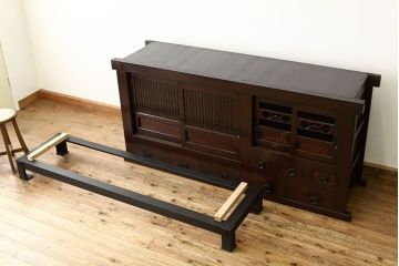 アンティーク家具　古民具・骨董　重厚な鉄脚付き水屋箪笥(サイドボード、食器棚、収納棚)