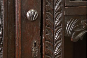 イギリスアンティーク 中古　海外輸入品　オーク材カービングキャビネット(カップボード、サイドボード)