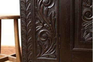 イギリスアンティーク 中古　海外輸入品　オーク材カービングキャビネット(カップボード、サイドボード)