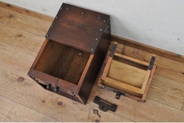 アンティーク雑貨　明治〜大正時代　松材の升付き銭箱(錠前付)