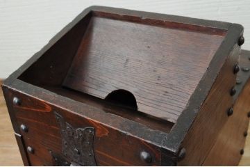 アンティーク雑貨　明治〜大正時代　松材の升付き銭箱(錠前付)