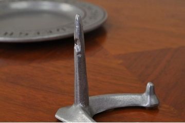 アンティーク雑貨　新品展示品厚手のズッシリとしたピューター(錫)製の皿立て付小皿2枚セット