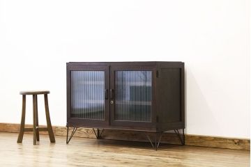 アンティーク家具　鉄脚付きモールガラスの観音開きローボード(アンティーク　アイアンチェスト)