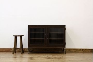 アンティーク家具　鉄脚付きモールガラスの観音開きローボード(アンティーク　アイアンチェスト)