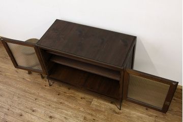 アンティーク家具　鉄脚付きモールガラスの観音開きローボード(アンティーク　アイアンチェスト)