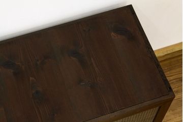 アンティーク家具　鉄脚付きモールガラスの観音開きローボード(アンティーク　アイアンチェスト)