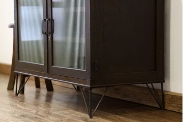 アンティーク家具　鉄脚付きモールガラスの観音開きローボード(アンティーク　アイアンチェスト)