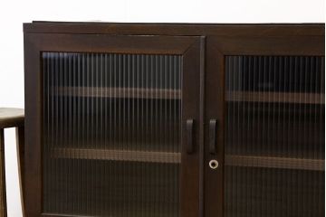 アンティーク家具　鉄脚付きモールガラスの観音開きローボード(アンティーク　アイアンチェスト)