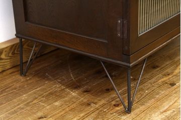 アンティーク家具　鉄脚付きモールガラスの観音開きローボード(アンティーク　アイアンチェスト)