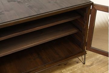 アンティーク家具　鉄脚付きモールガラスの観音開きローボード(アンティーク　アイアンチェスト)