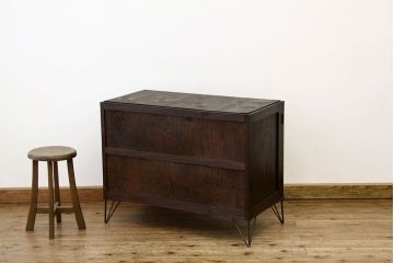 アンティーク家具　鉄脚付きモールガラスの観音開きローボード(アンティーク　アイアンチェスト)