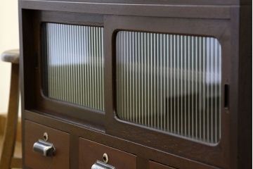 レトロ家具　鉄脚付きモールガラスローボード(アイアン　レトロ　箪笥　チェスト)