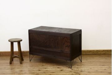 レトロ家具　鉄脚付きモールガラスローボード(アイアン　レトロ　箪笥　チェスト)