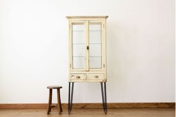 アンティーク家具　アンティーク　かわいい鉄脚付き5面ガラスケビント(ガラスケース)