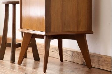 ヴィンテージ家具　北欧ビンテージ1960年代スモールキャビネット(収納棚)ミッドセンチュリー