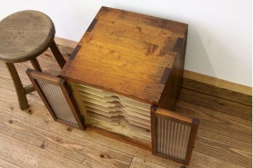 レトロ家具　昭和レトロ　古い木のモールガラス入り小さな書類ケース(レコードケース)