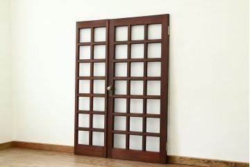 アンティーク　両開き　重厚な枡目格子ダイヤガラスの親子ドアセット(扉・建具)