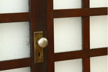 アンティーク　両開き　重厚な枡目格子ダイヤガラスの親子ドアセット(扉・建具)