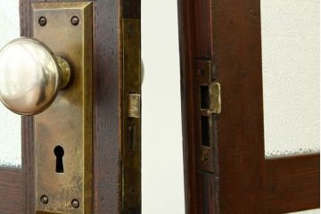 アンティーク　両開き　重厚な枡目格子ダイヤガラスの親子ドアセット(扉・建具)