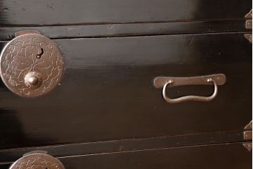 アンティーク家具　古民具・骨董　重厚な鉄脚付き庄内箪笥(ローチェストたんす)