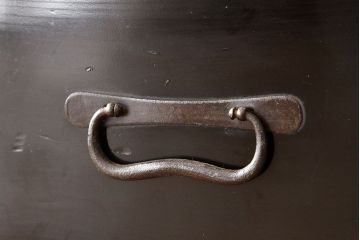 アンティーク家具　古民具・骨董　重厚な鉄脚付き庄内箪笥(ローチェストたんす)