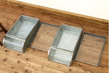 レトロ家具　昭和レトロ　状態の良いブリキガラスケース2個セット(2)(ショーケース)