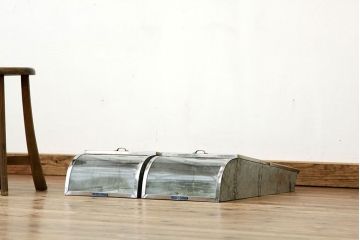レトロ家具　昭和レトロ　状態の良いブリキガラスケース2個セット(3)(ショーケース)