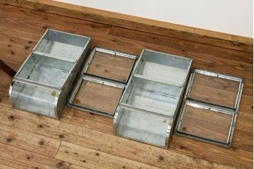 レトロ家具　昭和レトロ　状態の良いブリキガラスケース2個セット(3)(ショーケース)