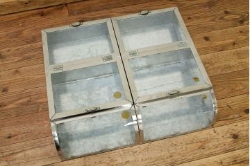 レトロ家具　昭和レトロ　状態の良いブリキガラスケース2個セット(3)(ショーケース)