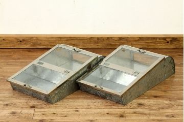 レトロ家具　昭和レトロ　状態の良いブリキガラスケース2個セット(3)(ショーケース)