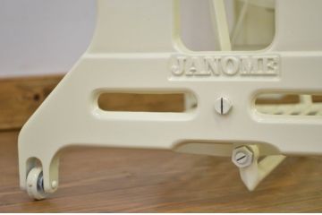 白いペイントのかわいいリメイクミシンテーブル(ミシン台)(JANOME)作業台