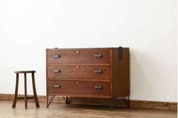 アンティーク家具　アンティーク　鉄脚付き3杯引き出しローチェスト(箪笥・ローボード)
